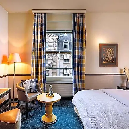 Opera Hotell 4*