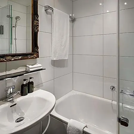 Opera Hotell 4*