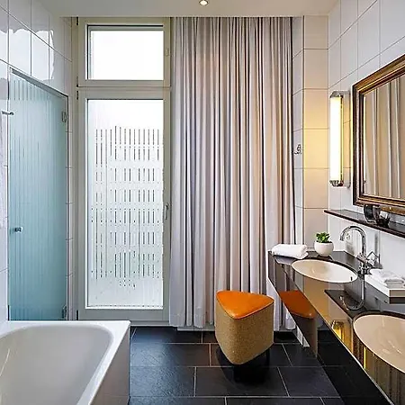 Opera Hotell 4*